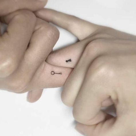 clef et serrure minimalistes pour ce tattoo en commun