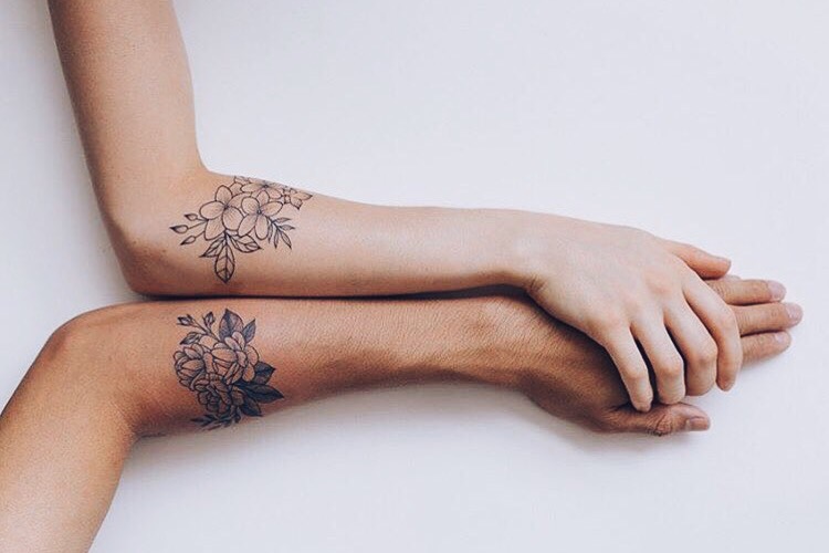 motif fleuri pour un tatouage de couple