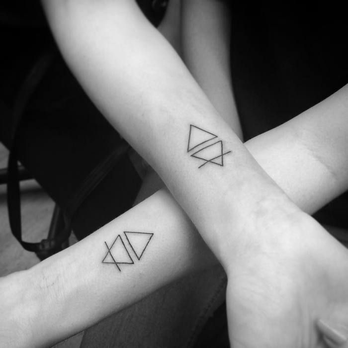 tatoo de couple forme géométrique
